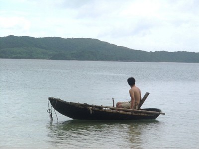 Bác Lái đang bơi thuyền trên sống Hương để tìm long mạch?