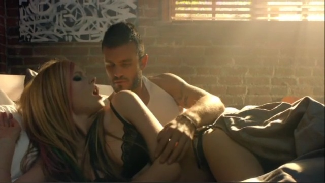 avril_lavigne_what_the_hell_music_video_screen_cap_5_yjFo1JA.sized.jpg