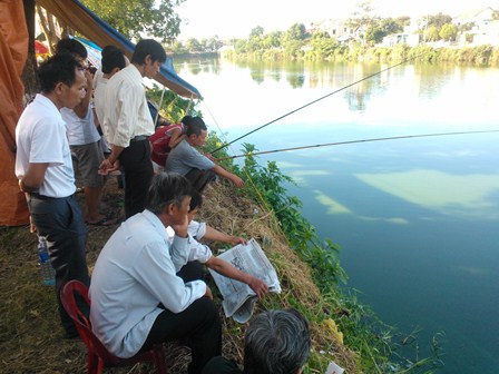 Cho-con-thi-dai-hoc-phu-huynh-tranh-thu-cau-ca-1.jpg