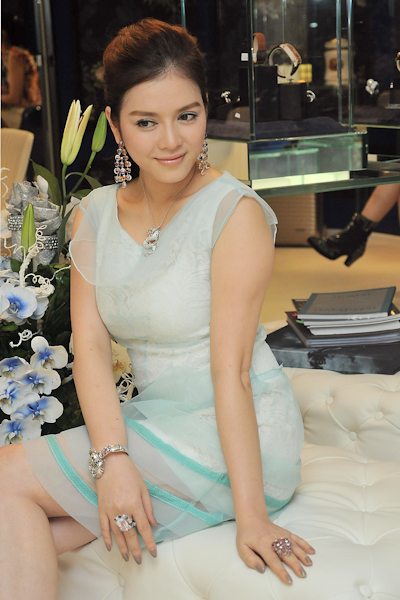cuoc-song-giau-sang-hang-dau-showbiz-cua-ly-nha-ky.jpg