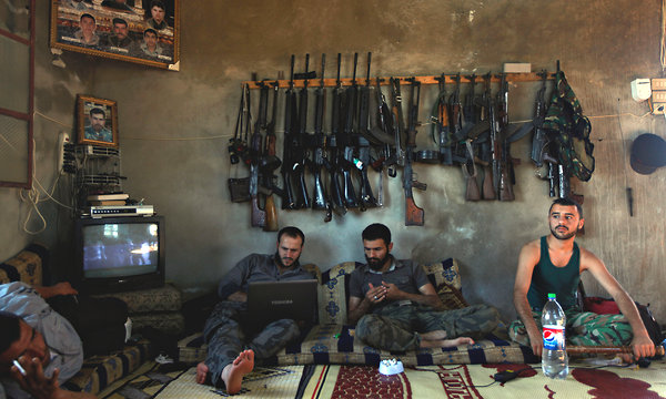 MÀY CHÁT NHỜ  THẰNG SỊP LỤA HÀ ĐÔNG  SANG ĐÂY DẠY AE MÌNH CHẾ BOM MẮM TÔM  CÁI COI.jpg