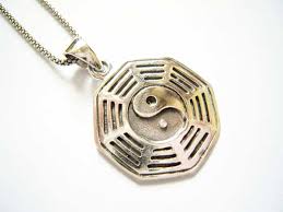 mặt bát quái.jpg