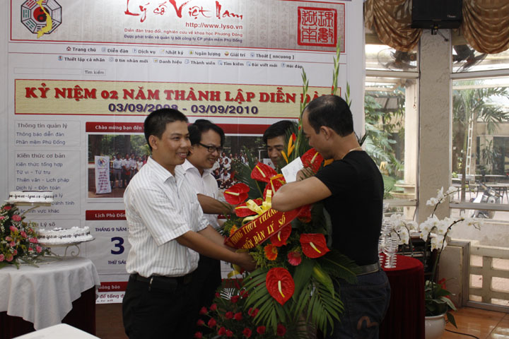 CLB Phong thủy Thăng Long tặng hoa