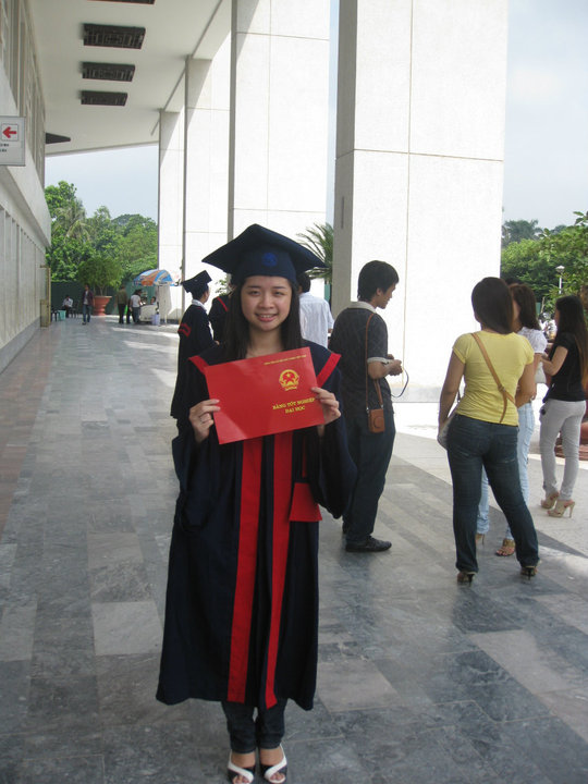 các bạn xem tạm cái ảnh hnay đi nhận bằng tn ĐH nhé, xấu xí quá cơ :(