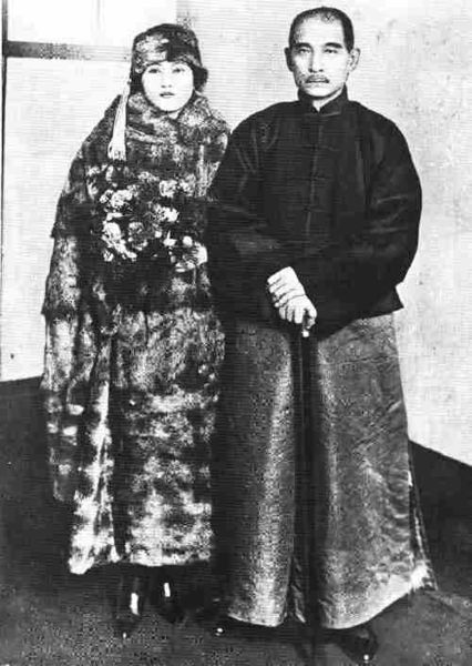 426px-Sun_Yat-sen_and_Sung_Qing-ling_1911.jpg