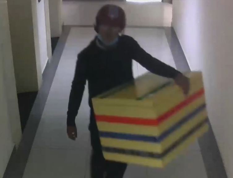 VIDEO cận cảnh quá trình nghi phạm kéo thùng xốp chứa thi thể nữ sinh 15 tuổi.jpg