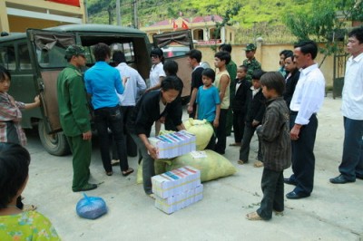 Dỡ hàng từ xe của Bộ đội bieen phòng tỉnh Hà giang