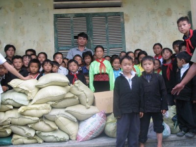 Hàng cứu trợ cho các cháu