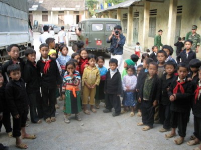 bốc dỡ hàng cứu trợ
