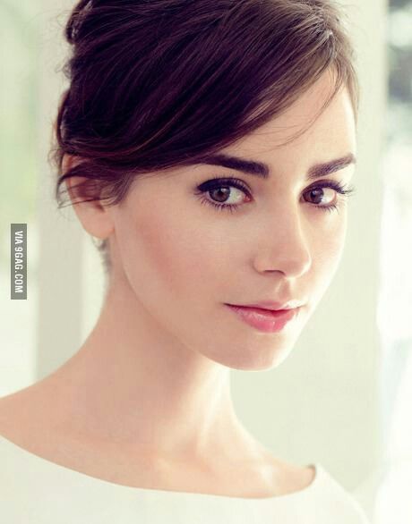 Lily colin. Lông mày rậm rất đẹp