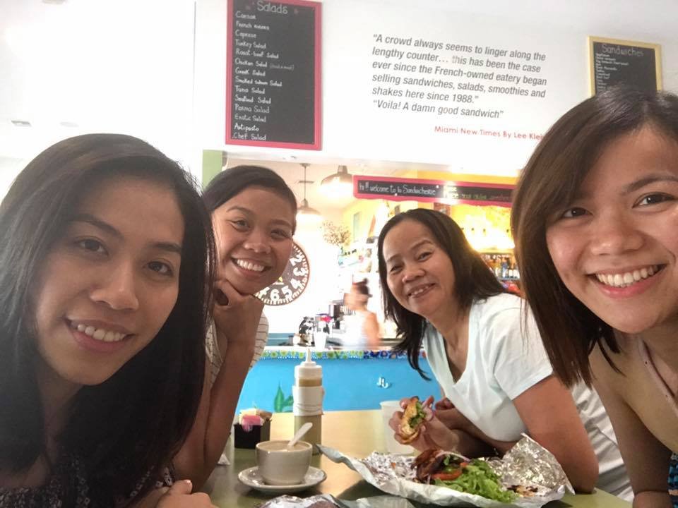 trái qua phải: chị 3, chị 2, em (góc phải)