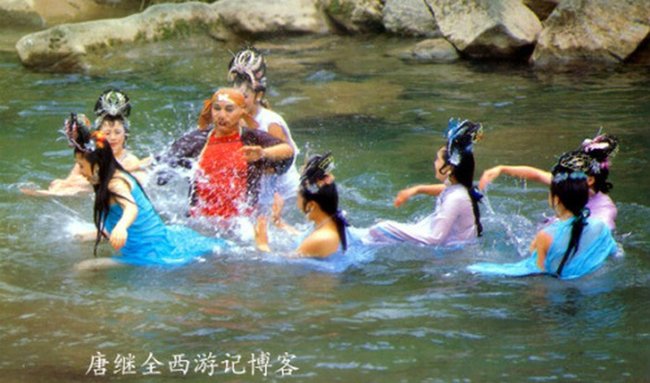 he-lo-su-that-thu-vi-dang-sau-nhung-canh-tam-suoi-trong-tay-du-ky-18037.jpg