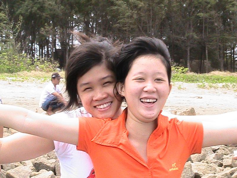 bạn mặc áo cam đó các bác.xin các bác xem dùm