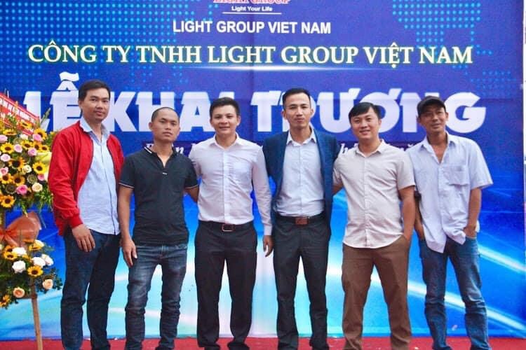 Tham Lang tả hữu nên bạn bè cũng toàn Tử Vi cư Ngọ , ...