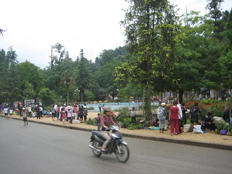 Phố núi nhộn nhịp
