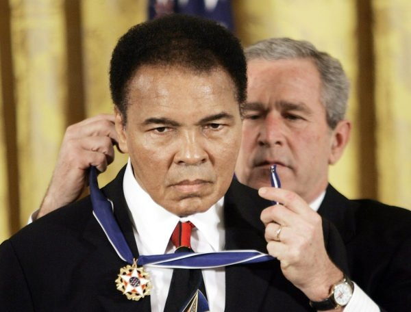 bush_trao_huan_chuong.jpg