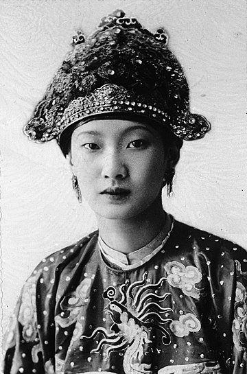 360px-Portrait_of_Empress_Nam_Phuong_during_her_Wedding_Day,_1934.jpg