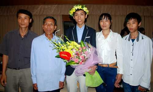 bo-me-phu-ho-con-trai-doat-2-huy-chuong-vang-olympic-toan-1.jpg