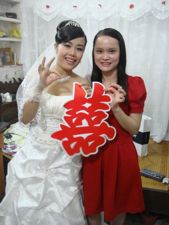 Cháu mặc váy màu đỏ ạ :)